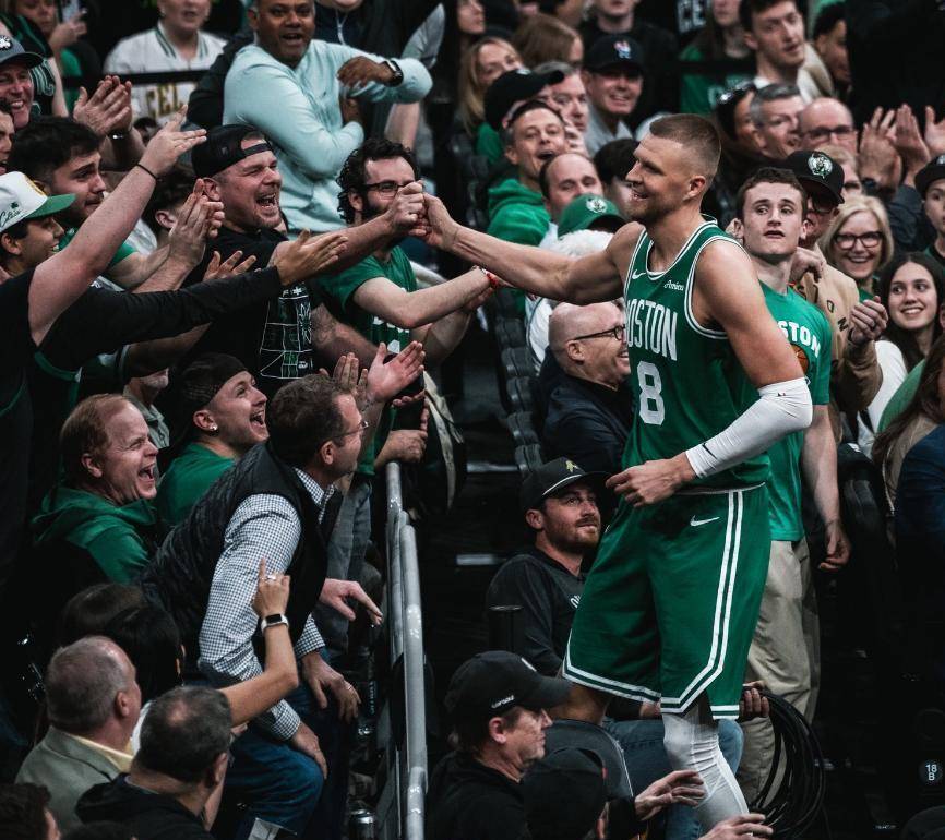 波士顿凯尔特人训练开放日,赛后复出首秀引欢呼,CBA季后赛在即,更衣室氛围转暖的简单介绍 波士顿凯尔特人训练开放日,赛后复出首秀引欢呼,CBA季后赛在即,更衣室氛围转暖的简单介绍