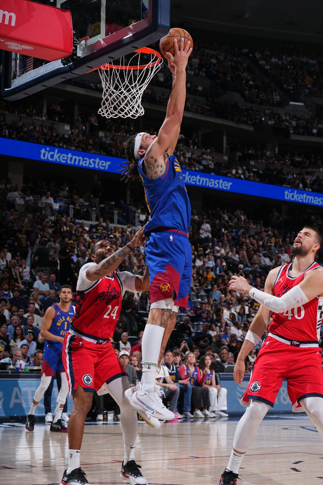 恩比德聆听漫天嘘声 恩比德聆听漫天嘘声