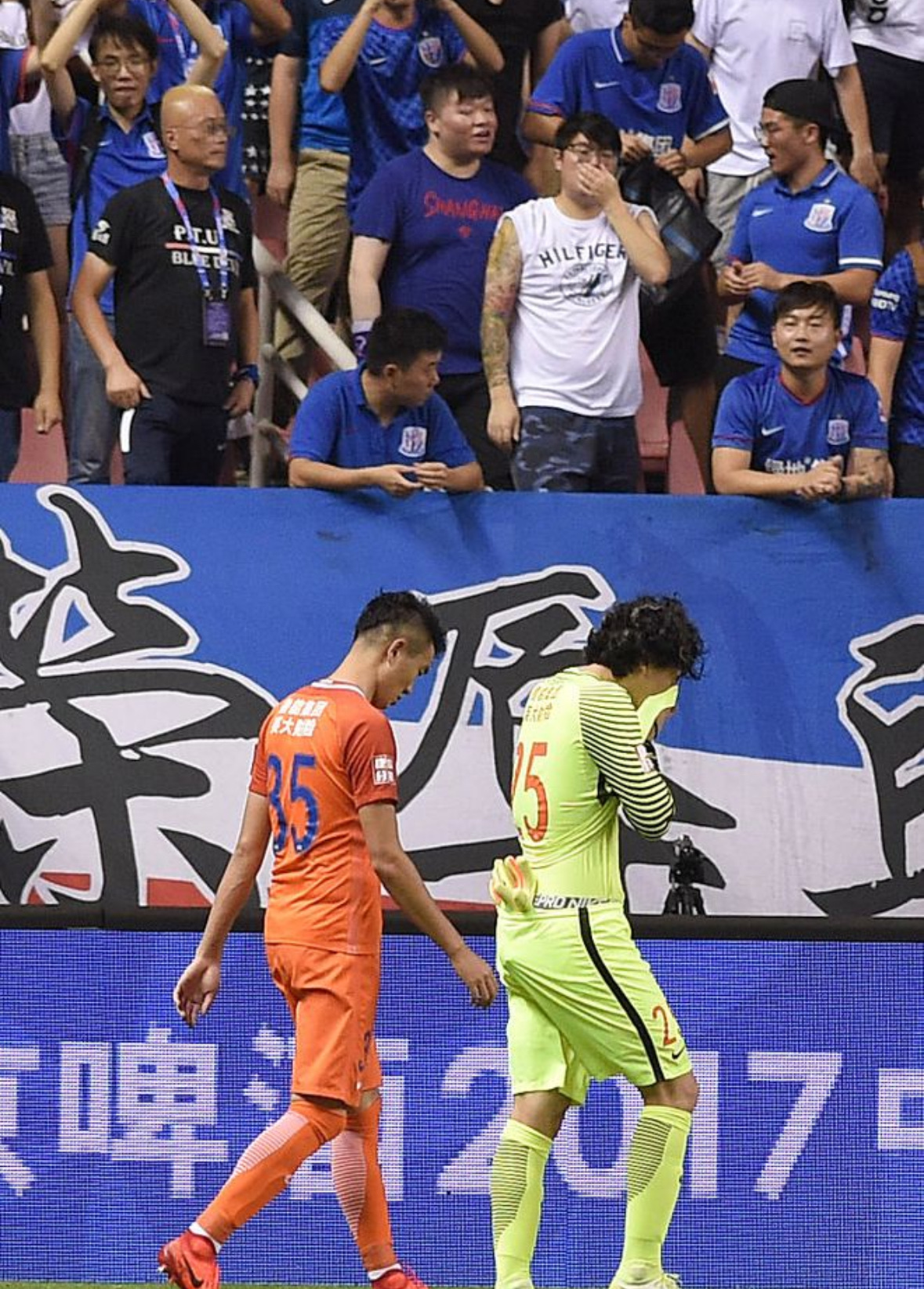 关键时刻突围战来临，上海海港围绕中超止住颓势，话题不断，资深球员宣示担当(今日决战12强中国足球重塑荣光的关键之战)